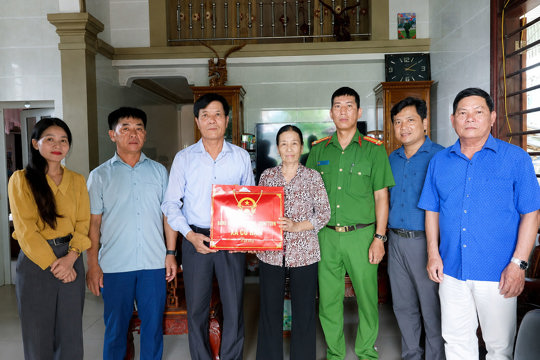 Phó Bí thư Thường trực Đảng ủy thăm, tặng quà các gia đình người có công và thân nhân liệt sĩ 