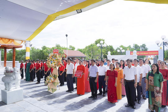 Giáo viên và học sinh THCS Hoa Liên dâng hương tưởng nhớ 20 liệt sĩ hy sinh tại di tích lịch sử Bãi Dừa