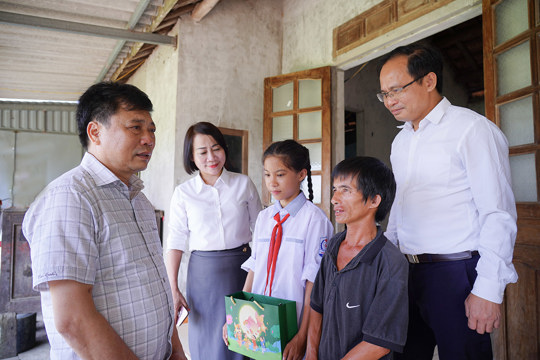 Bí thư Đảng ủy Phan Văn Thư thăm, tặng quà trẻ em gặp hoàn cảnh khó khăn dịp Tết Trung thu