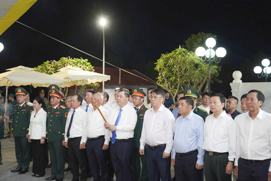 Phó Thủ tướng Thường trực Chính phủ Phạm Gia Túc dâng hoa, dâng hương tại Khu di tích lịch sử Bãi Dừa 