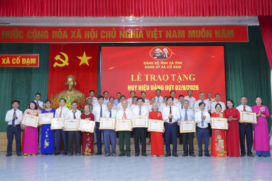 Trao tặng Huy hiệu Đảng cho 39 đảng viên ở Cổ Đạm 