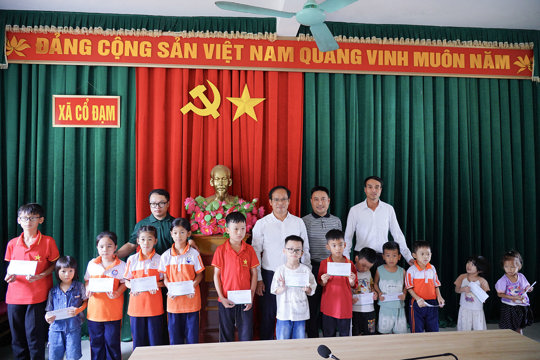 Trao 20 suất quà Trung thu đến trẻ em gặp hoàn cảnh khó khăn ở Cổ Đạm 
