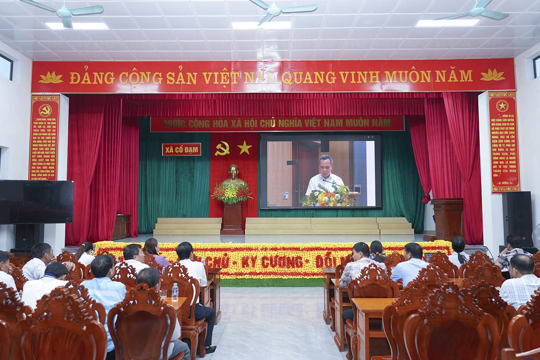 Cán bộ và các HTX ở Cổ Đạm tham gia tập huấn triển khai quy định về mã số vùng trồng, mã số cơ sở đóng gói