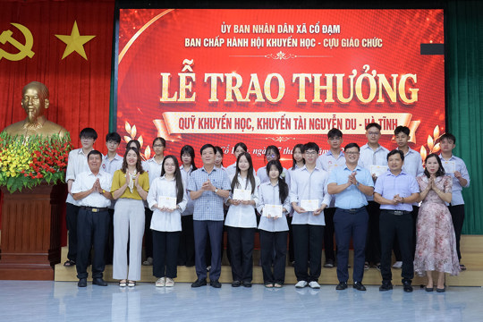 Quỹ Khuyến học, Khuyến tài Nguyễn Du trao thưởng cho 20 em học sinh giỏi ở Cổ Đạm