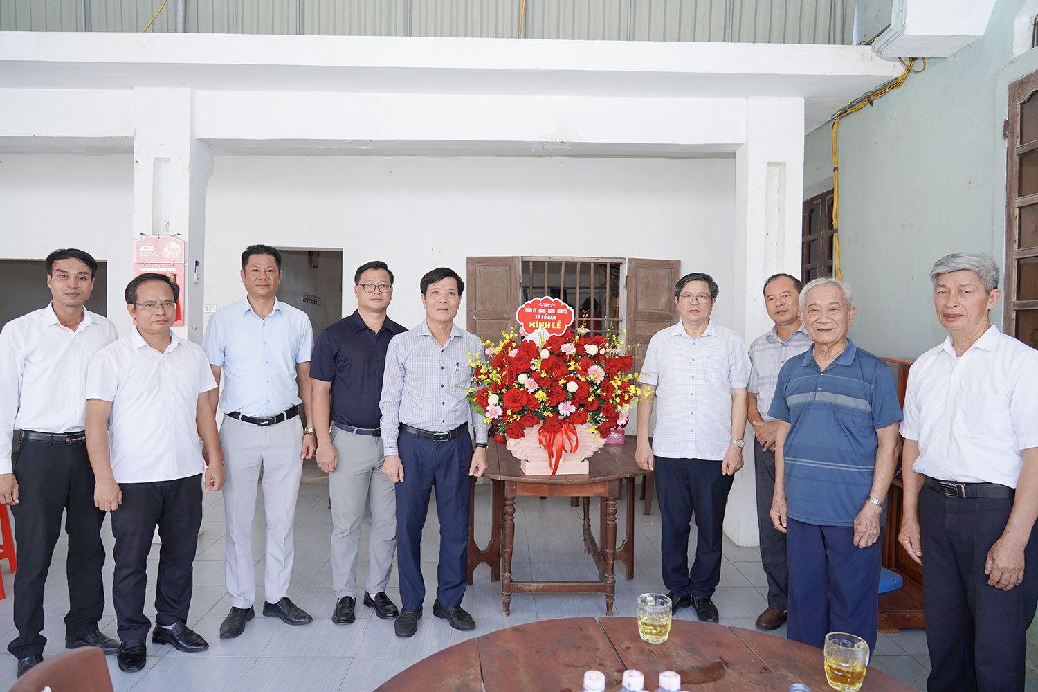 Lãnh đạo xã Cổ Đạm tặng hoa chúc mừng Giáo xứ Cam Lâm