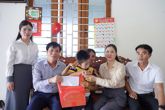 Phó Bí thư Thường trực Đảng ủy Lê Tiến Hải tặng quà cho các cháu thiếu nhi gặp hoàn cảnh khó khăn