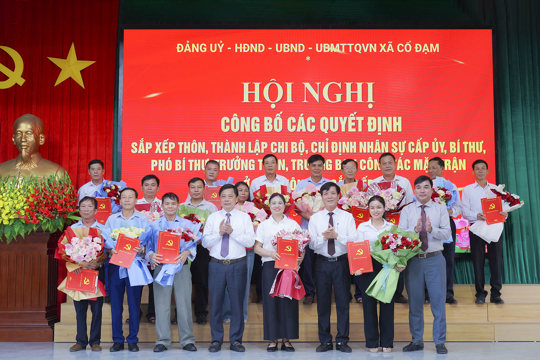 Cổ Đạm: Công bố các quyết định về việc sắp xếp thôn; thành lập các chi bộ; chỉ định nhân sự cấp ủy, Bí thư, Phó Bí thư chi bộ, Trưởng thôn và Trưởng ban Công tác Mặt trận các thôn sau sắp xếp