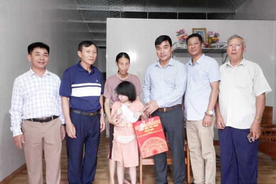 Chủ tịch UBND xã Cổ Đạm trao quà Trung thu cho trẻ em gặp hoàn cảnh khó khăn