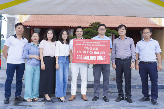Nhóm Thiện nguyện Cương Gián trao hơn 203 triệu đồng ủng hộ xây dựng các hạng mục của khu di tích lịch sử Bãi Dừa 