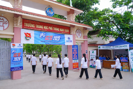 Hàng trăm thí sinh tham gia Kỳ thi tốt nghiệp THPT năm 2026 tại điểm thi Trường THPT Nghi Xuân