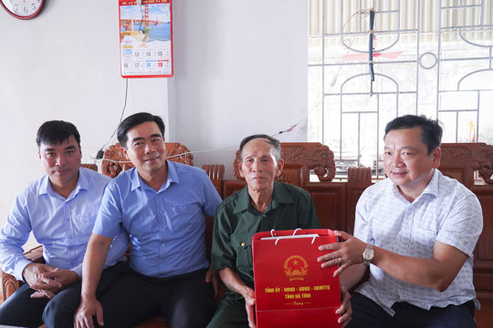 Phó Chủ tịch UBND tỉnh Hồ Huy Thành thăm, tặng quà gia đình chính sách ở xã Cổ Đạm 