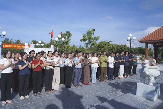 Đoàn cán bộ, giáo viên Trung tâm Chính trị xã Tiên Điền và học viên dâng hương tại các địa chỉ đỏ ở xã Cổ Đạm