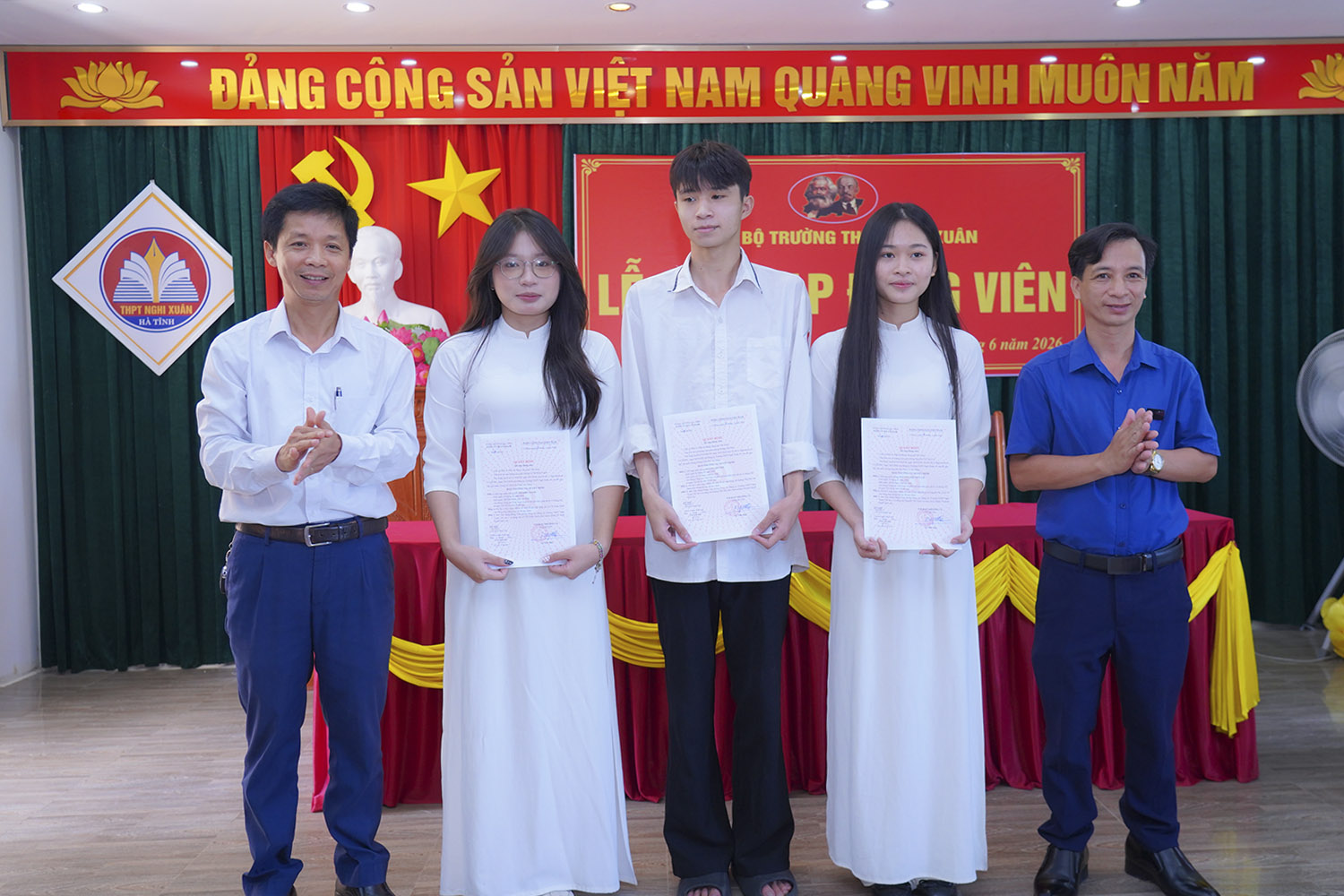 Đảng bộ Trường THPT Nghi Xuân kết nạp 14 đảng viên mới