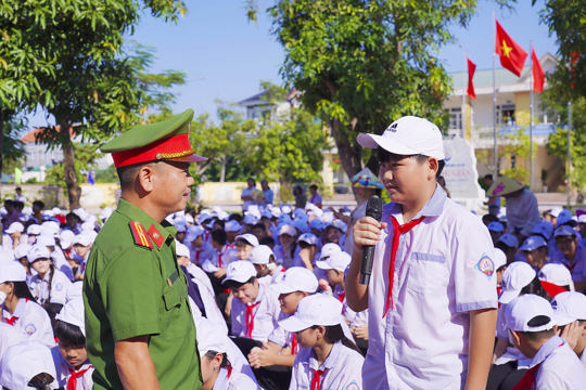 Tuyên truyền giáo dục pháp luật cho cán bộ, giáo viên, học sinh Trường THCS Nguyễn Xí 