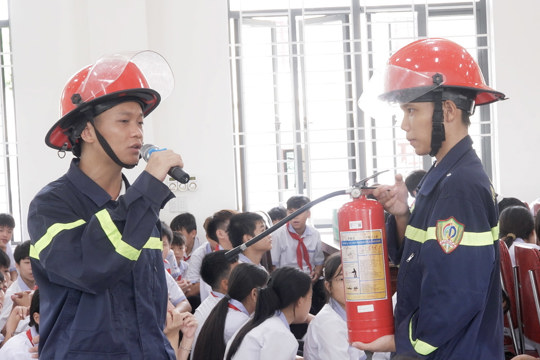 Trang bị kỹ năng PCCC, CNCH và phòng, chống đuối nước cho học sinh ở Cổ Đạm 