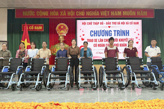 Trao 8 xe lăn cho người khuyết tật ở xã Cổ Đạm
