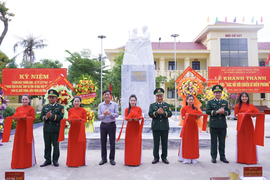 Đồn Biên phòng Lạch Kèn khánh thành tượng đài "Bác Hồ với chiến sĩ Biên phòng"