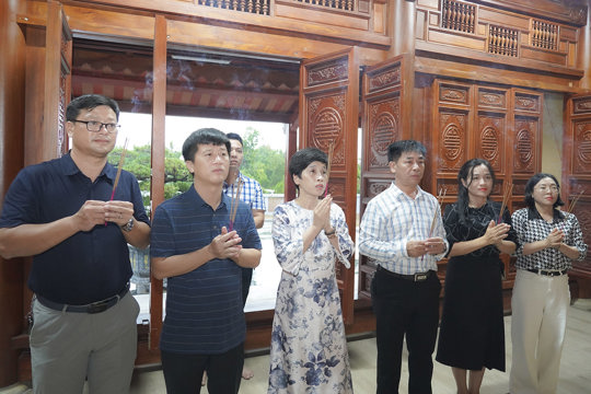  Phó Chủ nhiệm Ủy ban Kinh tế và Tài chính của Quốc hội Nguyễn Thị Phú Hà dâng hương tại Khu di tích lịch sử Bãi Dừa