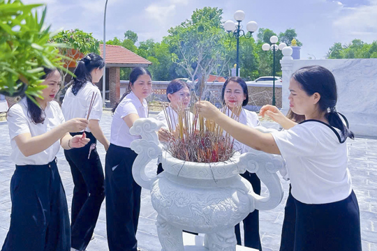 Cán bộ, giáo viên các trường học dâng hương tưởng niệm tại Khu di tích lịch sử Bãi Dừa