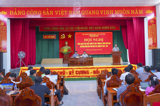 Tổ đại biểu số 8 đóng góp ý kiến vào các nội dung trình kỳ họp thường lệ giữa năm của HĐND tỉnh