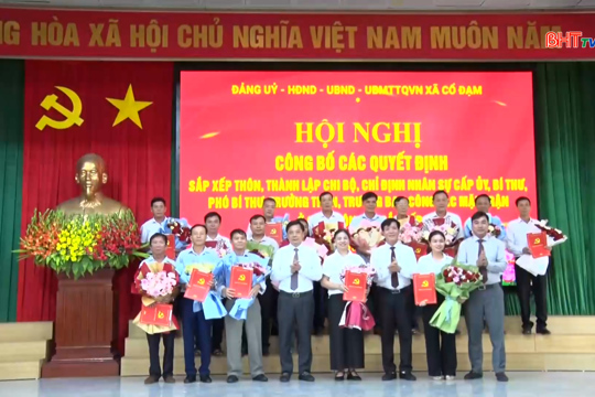 [Video] Cổ Đạm công bố nghị quyết về sắp xếp thôn, thành lập mới các chi bộ