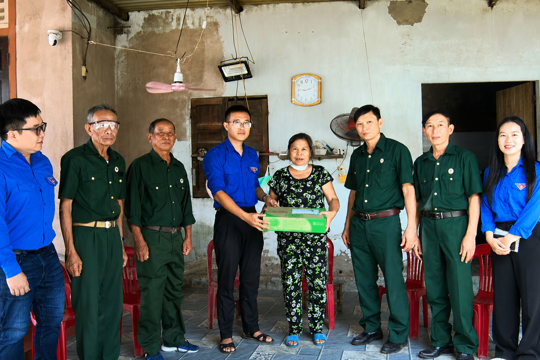 Chi đoàn Báo và Phát thanh, Truyền hình Hà Tĩnh trao 10 suất quà cho các gia đình chính sách tại xã Cổ Đạm