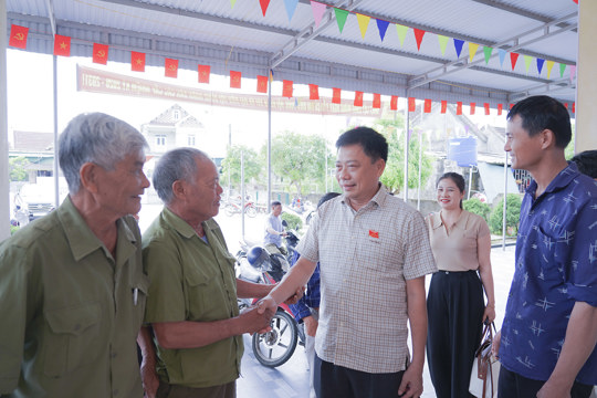 Bí thư Đảng ủy Phan Văn Thư tiếp xúc với cử tri thôn Xuân Sơn, Kẻ Lạt