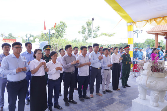 Lãnh đạo Cổ Đạm dâng hương tưởng nhớ 20 liệt sỹ Đại đội Pháo binh 45 Hà Tĩnh
