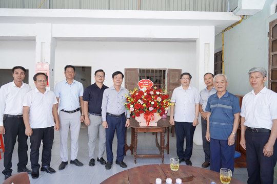 Lãnh đạo Cổ Đạm tặng hoa chúc mừng Giáo họ Trị Sở nhân dịp Thánh lễ Quan thầy 