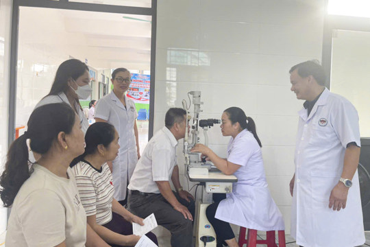 Khám sức khỏe cho hơn 120 người cao tuổi ở Cổ Đạm
