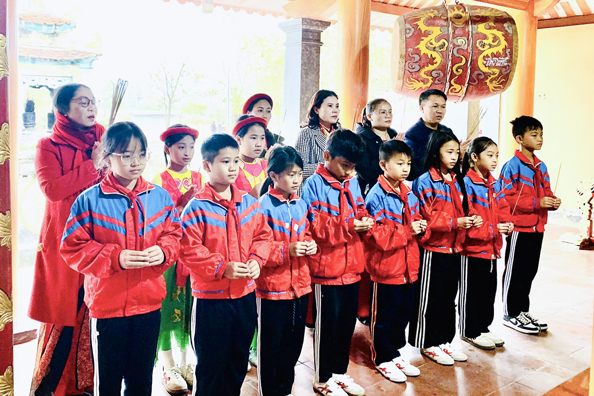 Hành trình về nguồn đầy ý nghĩa của cô và trò Tiểu học Cổ Đạm hướng về ngày thành lập Đảng