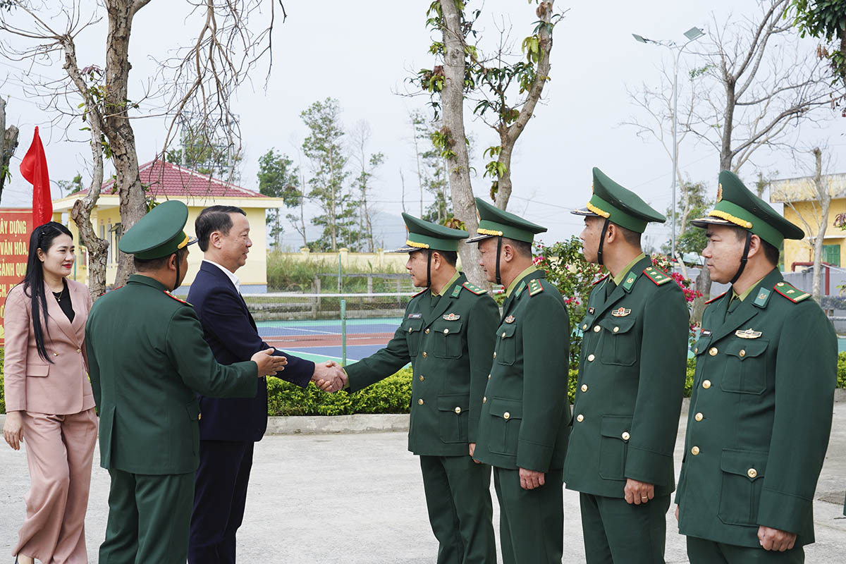 Chủ tịch UBND tỉnh chúc tết cán bộ, chiến sỹ Đồn Biên phòng Lạch Kèn 