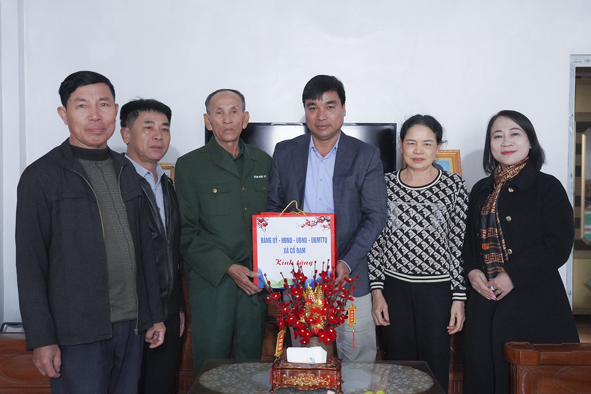 Chủ tịch UBND xã Cổ Đạm thăm, tặng quà gia đình chính sách, người có công