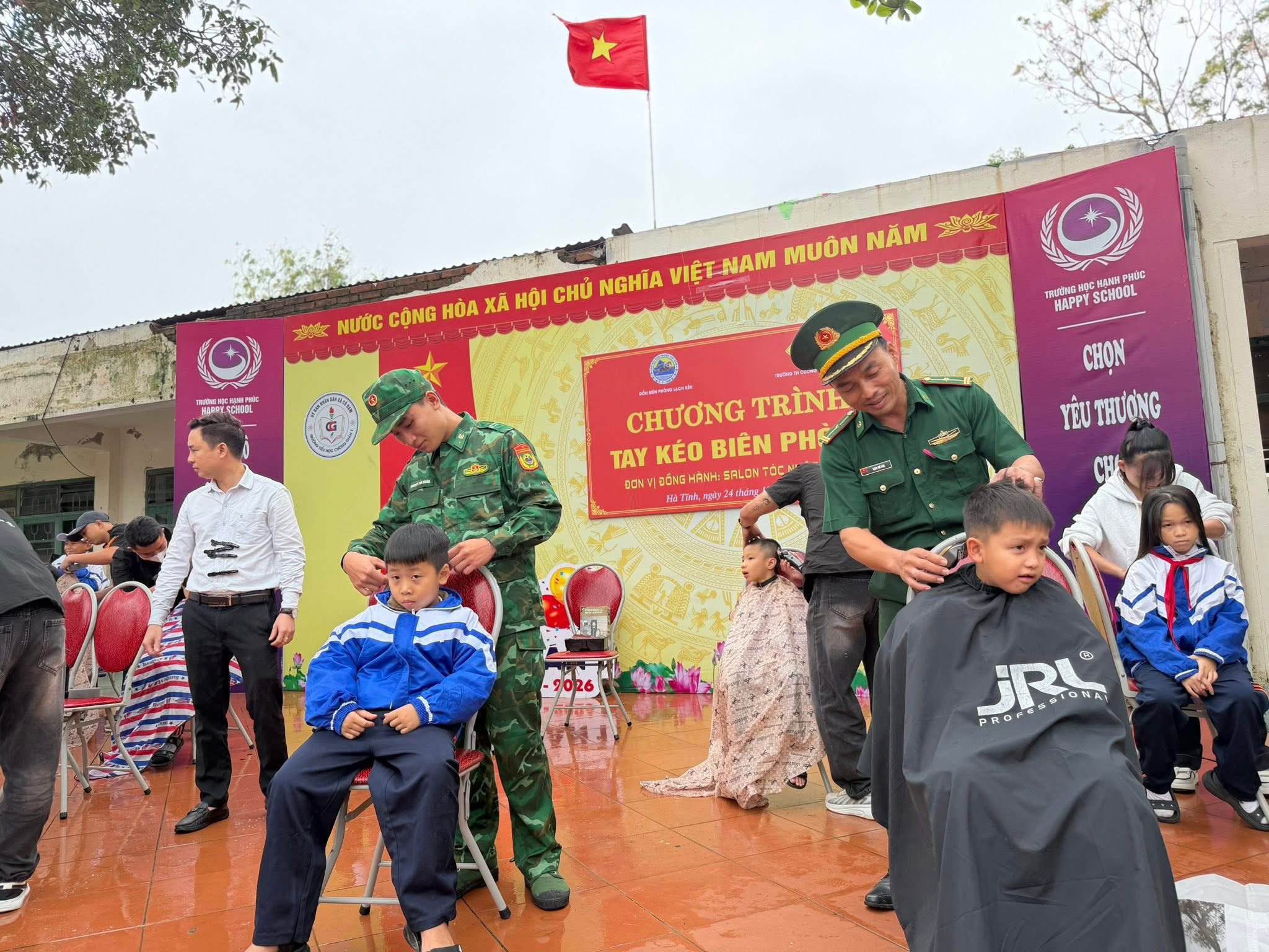 Chương trình “Tay kéo Biên phòng” tại Trường Tiểu học Cương Gián 1, xã Cổ Đạm 
